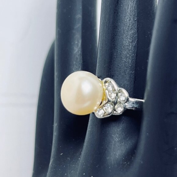 Silver Tone Faux Pearl And Clear Rhinestone Ring Size 5 1/2 (R442) - Picture 4 of 6